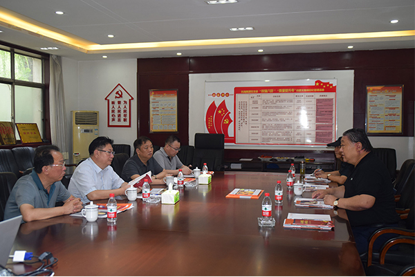 臨汾市市場(chǎng)監(jiān)督管理局局長(zhǎng)、非公企業(yè)黨委書記張東紅<br>在科海集團(tuán)調(diào)研非公黨建工作